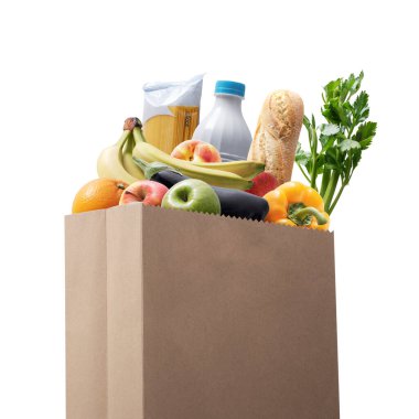 Paket dolusu yiyecek, market alışverişi konsepti beyaz arka planda izole edilmiş.
