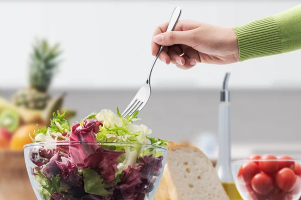 Kadın Evde Sağlıklı Bir Yemek Yiyor Taze Salata Yiyor — Stok fotoğraf
