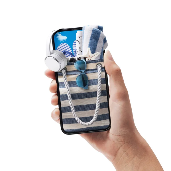 Frau Hält Smartphone Mit Strandtasche Und Accessoires Inneren Reise Und — Stockfoto