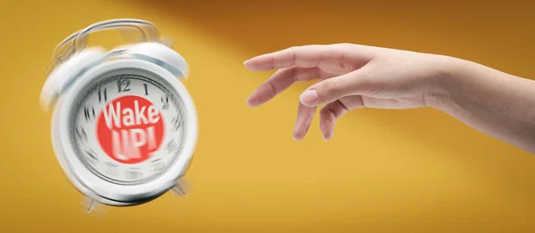 Çalan Klasik Ikiz Alarm Saatini Kapatan Bir Kadın — Stok fotoğraf