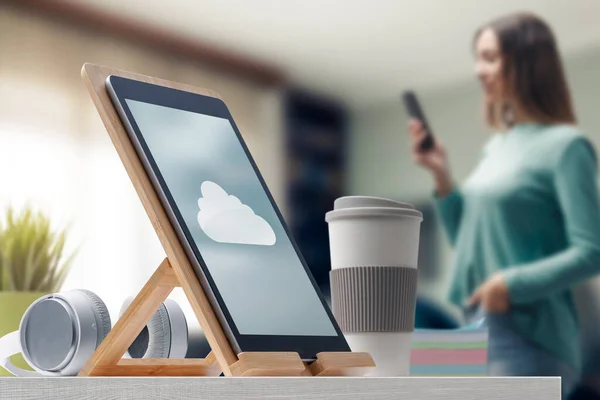 Aplicación Servicio Computación Nube Tableta Digital Mujer Utilizando Teléfono Inteligente —  Fotos de Stock