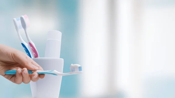 Woman Holding Toothbrush Toothpaste She Cleaning Her Teeth — ストック写真