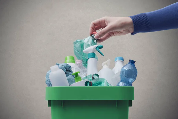 Vrouw Zet Een Plastic Fles Een Volle Recyclebak Gescheiden Afvalinzameling — Stockfoto