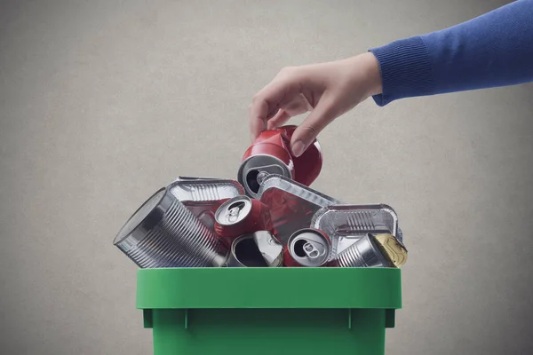 Femme Jetant Une Boîte Métal Dans Poubelle Recyclage Concept Collecte — Photo