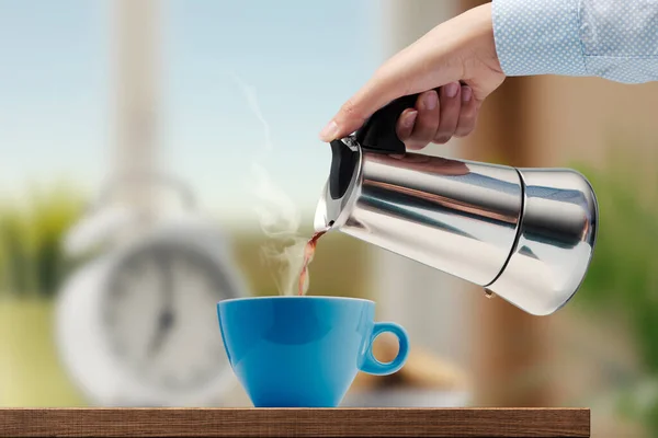 Donna Che Prende Una Pausa Caffè Sta Versando Caffè Caldo — Foto Stock