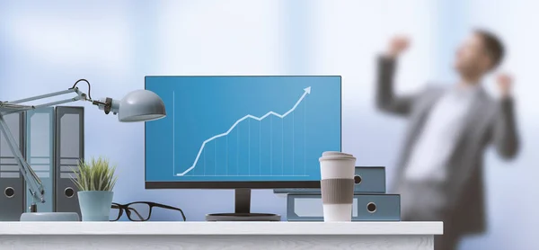 Gráfico Financeiro Tela Computador Mostrando Crescimento Tendência Positiva Empresário Celebrando — Fotografia de Stock