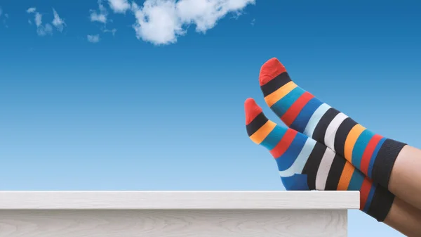 Creatieve Zorgeloze Persoon Met Kleurrijke Gestreepte Sokken Ontspannen Met Voeten — Stockfoto