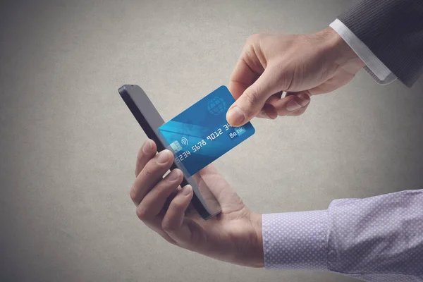 Empresário Pegando Cartão Crédito Smartphone Usuário Cibersegurança Conceito Phishing — Fotografia de Stock