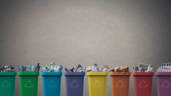 異なる種類のゴミ リサイクル 分別されたごみ収集の概念でいっぱいのゴミ箱のコレクション — ストック写真