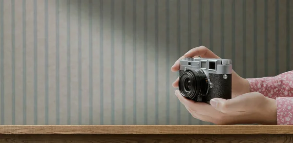 Woman Holding Vintage Camera Retro Wallpaper Background Creativity Hobbies Concept — ストック写真