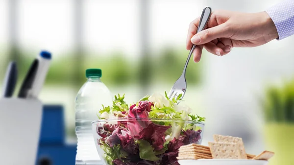 Kadın Işteki Öğle Yemeği Arasında Taze Sağlıklı Bir Salata Yiyor — Stok fotoğraf
