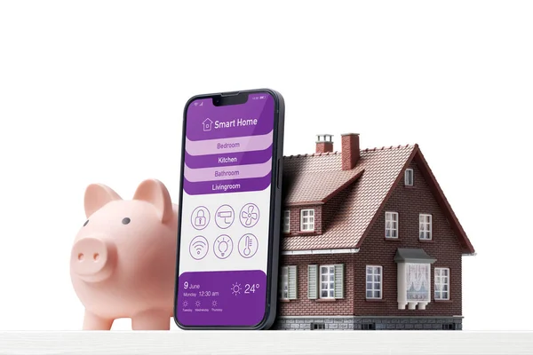 智能家庭应用程序 示范房屋和储蓄罐的智能手机 用白色背景的家庭自动化来节省能源和金钱 — 图库照片