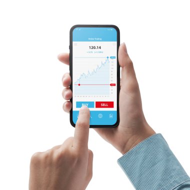 Kullanıcı akıllı telefon, finans ve yatırım konsepti üzerinde çevrimiçi ticaret platformları kullanıyor, POV çekimi beyaz arkaplanda