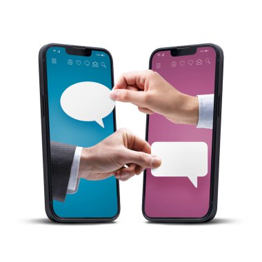 İş adamları mobil uygulamalarla konuşuyor, ellerinde konuşma baloncukları ve mesajlaşmalar var.