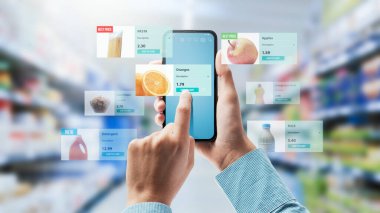 Perakende sektöründe artırılmış gerçeklik: kadın market alışverişi yapıyor ve akıllı telefonunu kullanarak ürün bilgilerini kontrol ediyor