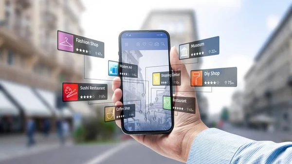 Tourist Exploring Város Segítségével Kibővített Valóság App Okostelefon Keres Szolgáltatások — Stock Fotó