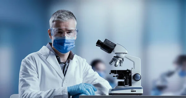 Der Mediziner Trägt Eine Gesichtsmaske Und Arbeitet Labor Mit Einem — Stockfoto
