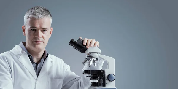 Sebevědomý Lékařský Vědec Pózuje Mikroskopem Dívá Koncepci Fotoaparátu Vědy Medicíny — Stock fotografie