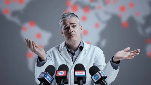 Medya Tarafından Röportaj Yapılan Komik Tıp Bilimcisi Konuşuyor Omuz Silkiyor — Stok fotoğraf