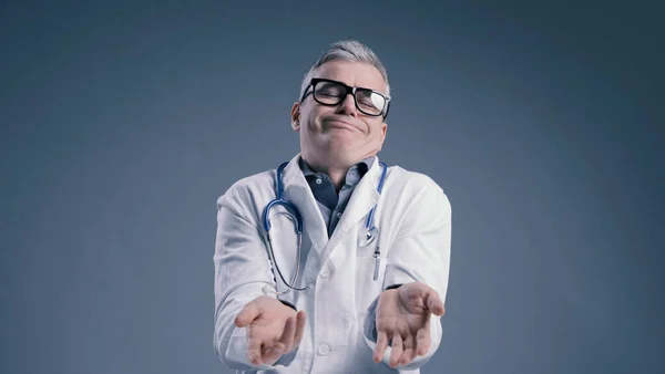 Laboratuvar Önlüklü Komik Doktor Kameraya Bakıyor Omuz Silkiyor — Stok fotoğraf