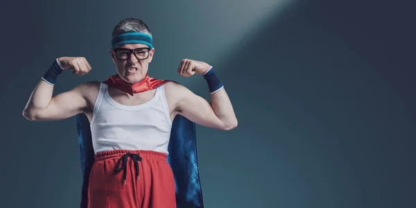 Ridículo Superhéroe Skynny Con Gafas Capa Pequeña Mostrando Los Músculos —  Fotos de Stock