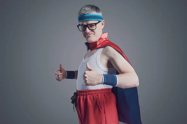 Gözlüklü Pelerinli Komik Süper Kahraman Kameraya Bakıyor Başparmağını Kaldırıyor — Stok fotoğraf