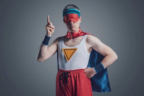 Смешной Уверенный Супергерой Позирует Руками Акимбо Носит Маску Сна Глазах — стоковое фото