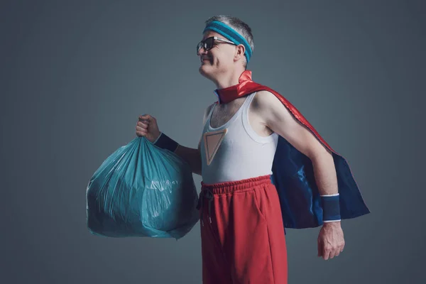 笑着拿着垃圾袋的环保超级英雄 生态和废物收集的概念 — 图库照片