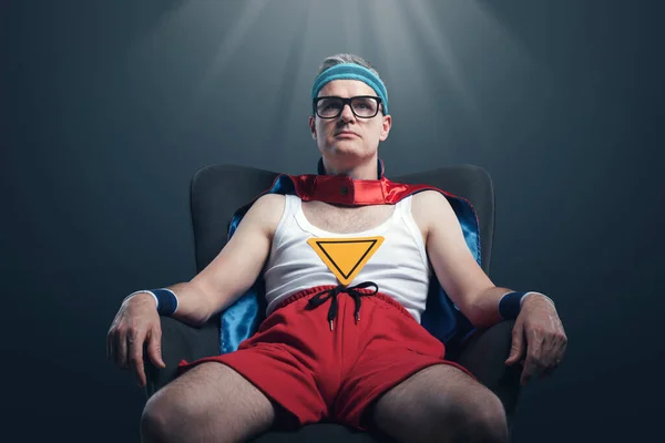 Rolig Superhjälte Med Glasögon Sittande Fåtölj Ett Rampljus — Stockfoto