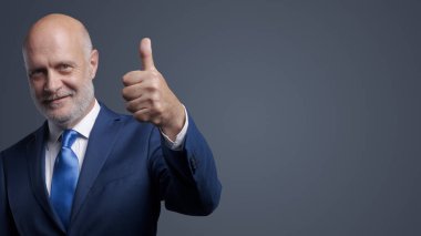 Şirket işadamı gülümsemesi ve onay vermesi, başarılı iş konsepti