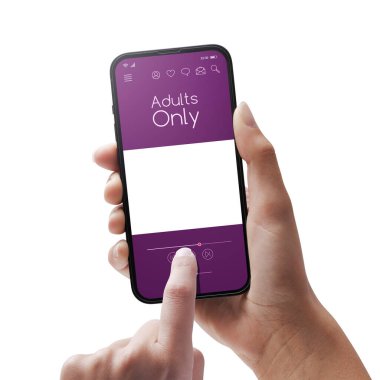 Kadın akıllı telefonuyla porno izliyor. Yetişkinler sadece uygulama kullanıyor.