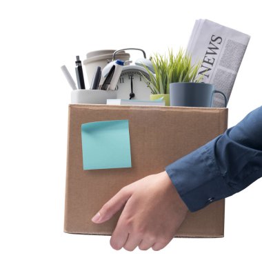 Kovulduktan sonra kişisel eşyalarını bir kutuda taşıyan ofis çalışanı, beyaz arka planda işsizlik ve kariyer kavramı