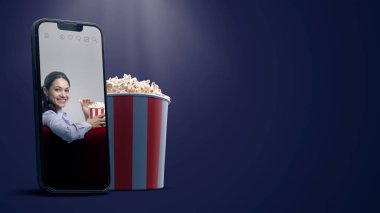 Akıllı telefon ekranında film izleyen kadın, patlamış mısır ve kırmızı halı, çevrimiçi filmler ve sinema uygulaması konsepti