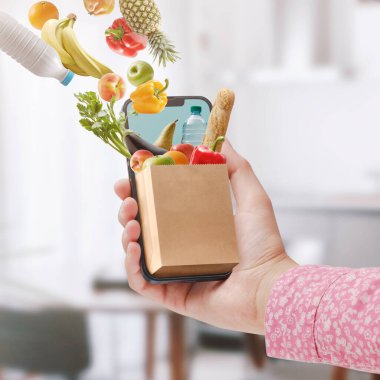 Akıllı telefonuyla market alışverişi yapan kadın akıllı telefon ekranında tam bir market poşeti minyatürü.