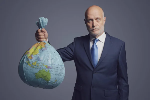 Empresario Corporativo Sosteniendo Una Tierra Dañada Contaminada Globo Forma Como — Foto de Stock