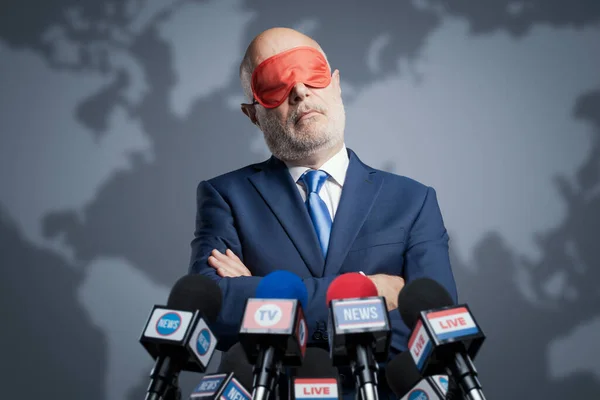Oförsiktig Ledare Bär Sömnmask Och Sover Den Internationella Presskonferensen — Stockfoto
