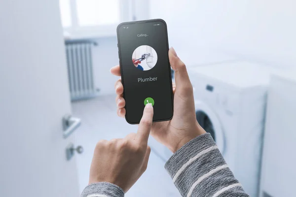 Mujer Llamando Fontanero Teléfono Inteligente Lavadora Está Rota — Foto de Stock