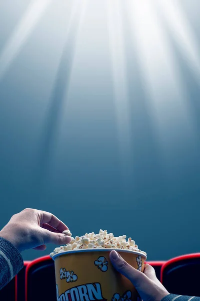 Mujer Sentada Cine Comiendo Palomitas Maíz Películas Concepto Entretenimiento Pov — Foto de Stock