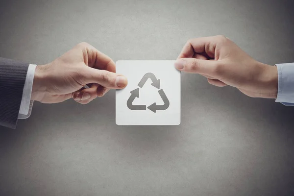 Zakenmensen Met Een Recyclingsymbool Een Grijze Muur Achtergrond Duurzaam Bedrijfs — Stockfoto