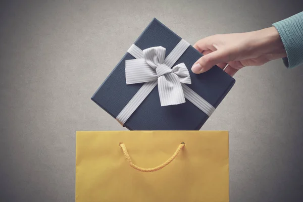 Frau Legt Eine Geschenkschachtel Mit Schleife Eine Einkaufstasche Kopiert Platz — Stockfoto