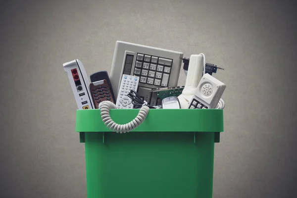 Popelnice Plná Elektroniky Elektronického Odpadu Koncepce Recyklace — Stock fotografie