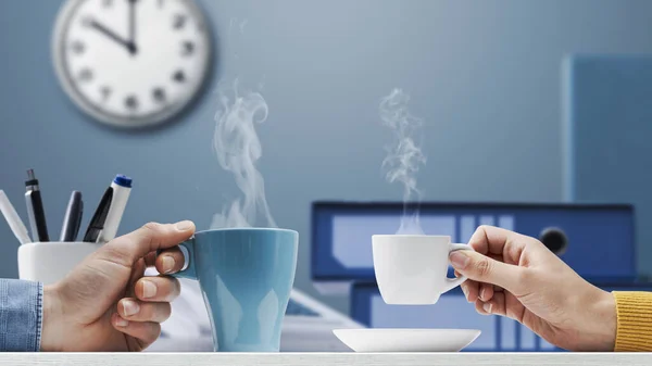 Pracovníci Kanceláře Během Pracovní Doby Dávají Pauzu Pijí Spolu Kávu — Stock fotografie