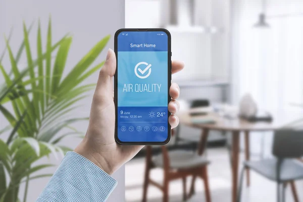 Woman Checking Air Quality Her Home Using Using Smartphone — Stock Photo, Image