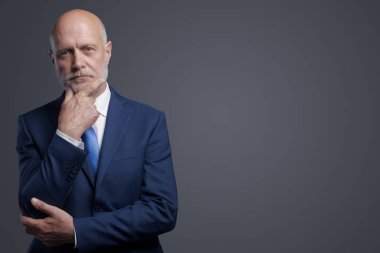 Kendine güvenen bir işletme yöneticisi çene, iş ve finans kavramı ile düşünüyor.
