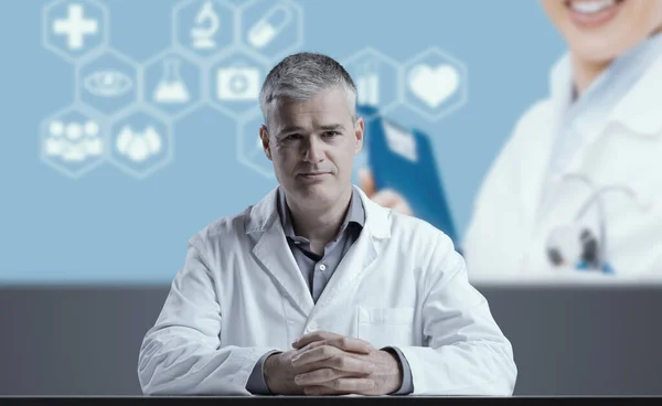 Медицинский Ученый Выступает Речью Медицинскими Иконами Экраном Заднем Плане — стоковое фото