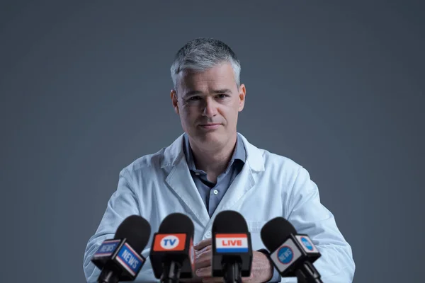Medya Tarafından Sorgulanan Kendinden Emin Tıp Bilimcisi Kameraya Bakıyor — Stok fotoğraf