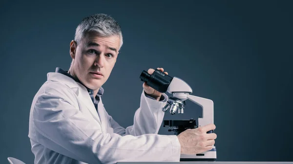 Drôle Scientifique Médical Confus Travaillant Avec Microscope Fait Une Découverte — Photo