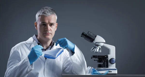 Medische Wetenschapper Verwijdert Zijn Gezichtsmasker Kijkt Naar Camera Medisch Onderzoeksconcept — Stockfoto