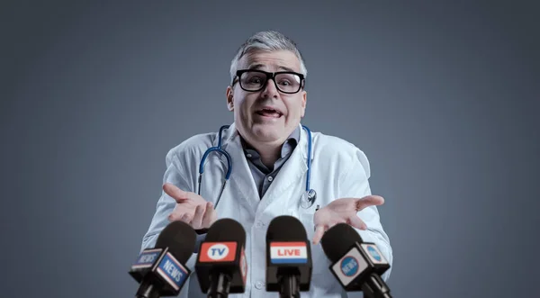 Grappige Medische Wetenschapper Geïnterviewd Door Media Hij Praat Haalt Zijn — Stockfoto