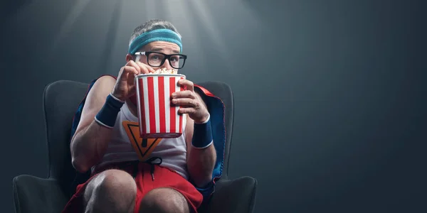 Zabawny Superbohater Oglądając Horrory Jedząc Popcorn Jest Przerażony Ukrywa Się — Zdjęcie stockowe